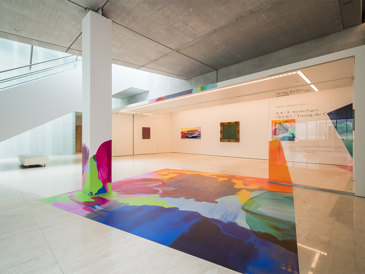 「流 麻二果 ― 色を追う／Tracing the Colors」