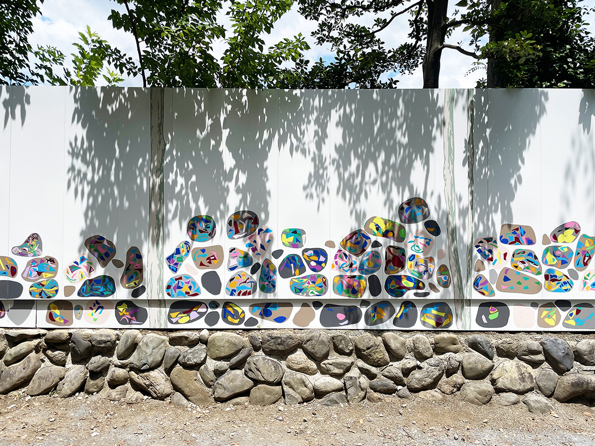 阿佐谷仮囲いアートワーク「木と石ころ」