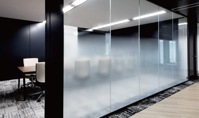 210824_エンボスグラデ_img05/>下からC-300G + C-302G サンドスノー を組み合わせて施工</p>
<p><!--------カタログPDF------------><br />
 </p>
<h3>フォグラス エンボスグラデーション［カタログ］</h3>
<hr class=